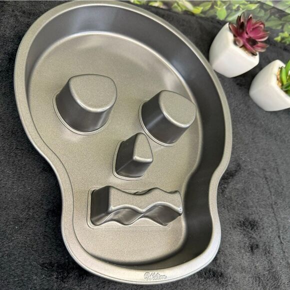 Wilton Skull Cake Pan – Spooky Halloween Bakeware - Picture 5 of 16